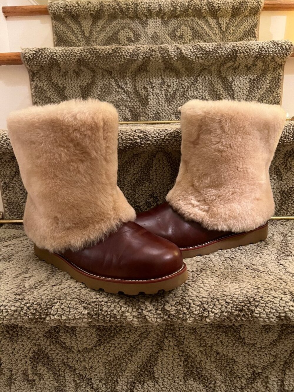 GUC Women's UGG Australia Maylin Sheepskin Boots Chestnut Brown Ivory US Size 9
